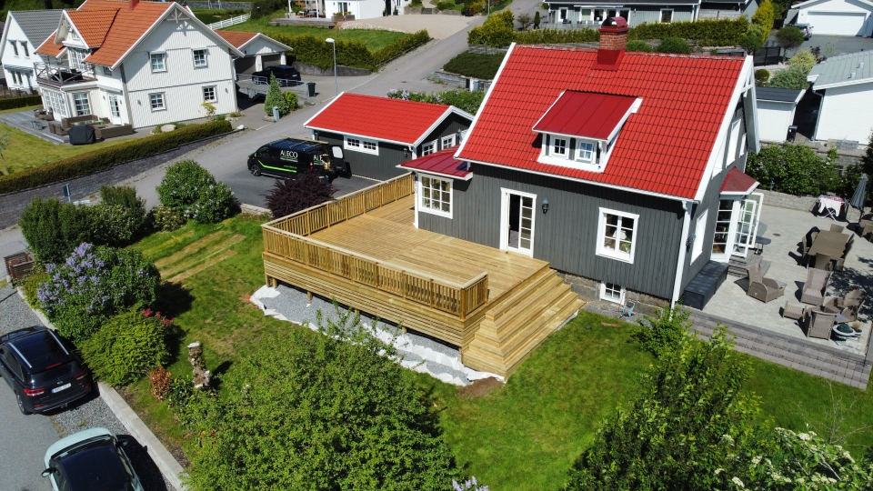 Villa med stor nyrenoverad altan.